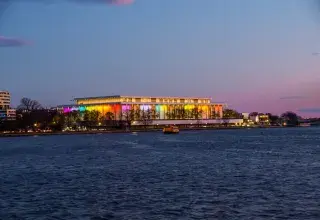 Le Kennedy Center illuminé la nuit au bord du fleuve Potomac à Washington
