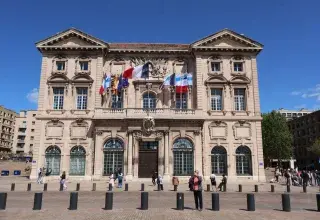 Hôtel de ville de Marseille pavoisé de drapeaux