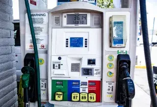 Pompe à carburant indiquant essence et diesel dans une station-service