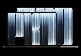 Deux MacBook Pro à écran OLED tactile, de face, dont les écrans affichent des bandes lumineuses