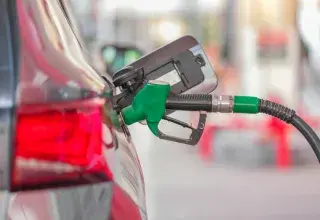 Pistolet de carburant inséré dans le réservoir d'une voiture à la station-service