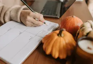 Agenda, citrouilles et ordinateur : planifier le budget de l'automne