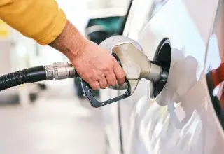 Un automobiliste fait le plein de carburant dans une station-service
