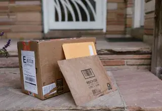 Colis livrés sur le pas d'une porte après une commande en ligne