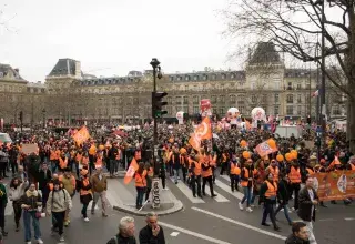 Manifestants dans une rue de Paris lors d’une manifestation contre la réforme des retraites, le 28 mars 2023