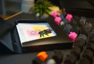 Clés posées sur un dossier de documents, entourées de petites maisons miniatures