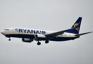 Boeing 737-800 de Ryanair en approche, vu de profil