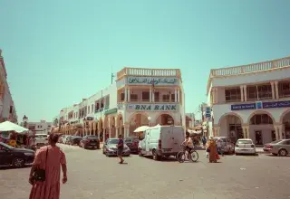 Agences de la BNA et de la Banque de Tunisie sur une place d'une ville tunisienne (photo : farah chaabane / Pexels)