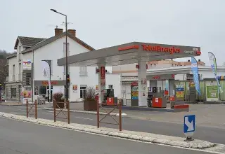 Station-service TotalEnergies de Cusset avec ses pompes à carburant
