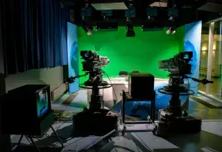 Plateau de télévision équipé de caméras et d'un fond vert