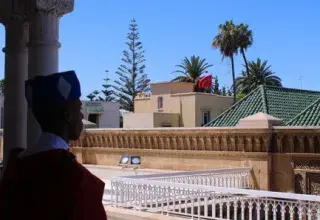 Un garde en tenue traditionnelle devant le palais royal de Rabat, au Maroc