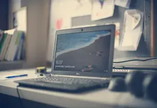 Ordinateur portable posé sur un bureau de travail