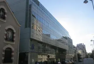 Façade vitrée du siège de la Caisse d'allocations familiales de Paris, rue du Docteur-Finlay, avec l'enseigne CAF