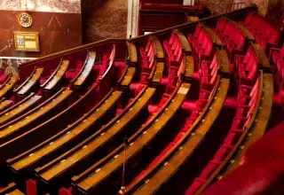 Hémicycle d'une assemblée législative avec sièges rouges