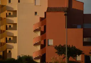 Façade ocre d’un immeuble résidentiel avec escaliers en colimaçon