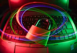 Pièces de cryptomonnaie sur fond sombre