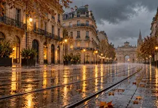 Illustration générée : rue de Montpellier sous une forte pluie, rails de tramway mouillés.