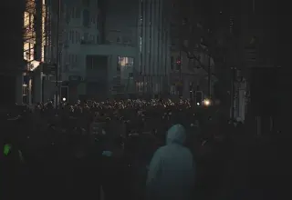 Foule rassemblée dans une rue lors d'une manifestation