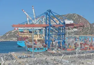 Porte-conteneurs et portiques de manutention dans le port de Tanger Med