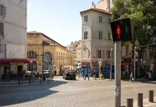 Rue du centre de Marseille bordée d'immeubles anciens