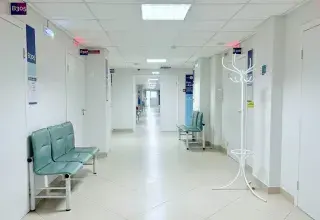 Couloir d'hôpital vide avec bancs et portes
