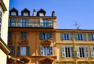 Façades d'immeubles anciens à volets dans le centre de Nice