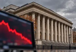 Illustration générée : façade du palais Brongniart à Paris et courbe de marché en baisse sur un écran flou.