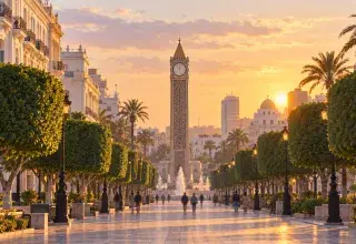 Illustration générée : avenue Habib-Bourguiba à Tunis avec une foule floue vue de loin.