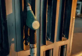 Pistolet de distribution de carburant accroché à une pompe de station-service