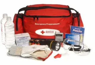 Sac d'urgence de la Croix-Rouge et son contenu : bouteilles d'eau, radio à piles, lampe torche, couverture de survie, gants et masque