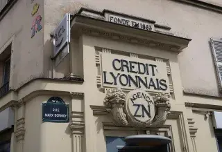 Façade d'une agence LCL à l'angle de la rue Marx-Dormoy à Paris