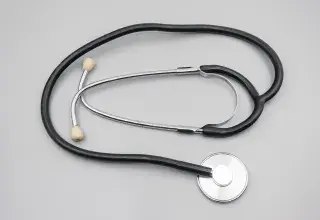 Stéthoscope posé sur un fond gris