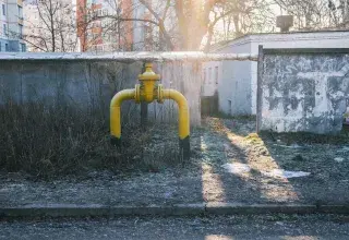 Conduite de gaz jaune avec vanne sur un mur en béton