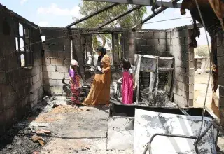 Le communiqué européen évoque également « des niveaux sans précédent de violences commises par des colons contre des civils » et « de sérieuses restrictions imposées à l’économie palestinienne ». Mais ces formules édulcorées ne disent ni la faim, ni la peur, ni l’asphyxie.  Dans les villages de Cisjordanie, les colons israéliens – souvent armés et protégés par l’armée – mènent une guerre d’usure quotidienne. Ils bloquent les routes, incendient les oliveraies, envahissent les pâturages, et surtout assiègent 