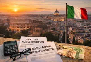 Vue panoramique de Rome au coucher du soleil avec le Colisée et le Vatican, symbolisant la nouvelle stratégie fiscale italienne pour 2026.