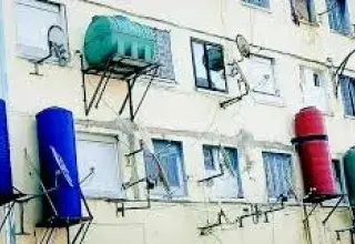 D’imposants réservoirs d’eau ont envahi les façades des immeubles algériens 