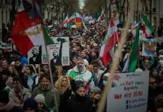 Reza Pahlavi, héritier de la dynastie renversée, appelle à trois jours de protestations en Iran, ravivant les espoirs d’un changement depuis l’exil.