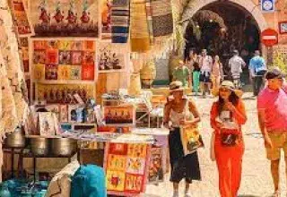 Le Maroc a enregistré en 2025 une croissance touristique record, devenant la locomotive du bassin méditerranéen grâce à une stratégie alliant ouverture, innovation et durabilité.