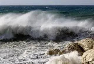 Vents violents, vagues submersives, ports à l’arrêt : les tempêtes hivernales se multiplient en Méditerranée et fragilisent les littoraux.