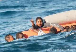 En Méditerranée, les politiques migratoires européennes ont rendu les traversées plus chères et plus meurtrières, enrichissant les passeurs sans jamais stopper les départs