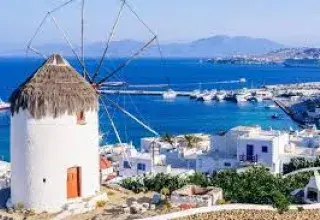 Au cœur de la mer Égée, Mykonos incarne à elle seule la renaissance du tourisme grec. Longtemps perçue comme un simple décor de carte postale, l’île est devenue l’un des visages les plus éclatants de la Méditerranée