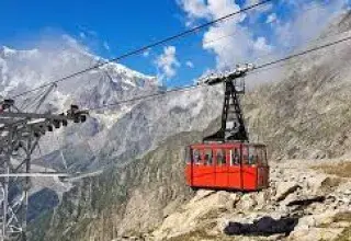 Un téléphérique a déraillé à Macugnaga, dans les Alpes italiennes : quatre blessés, cent évacuations, enquête ouverte sur une possible panne mécanique.