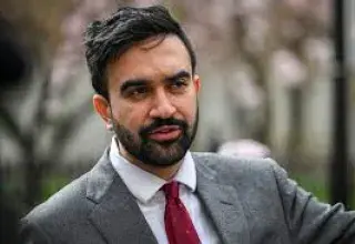 Son parcours atypique — ex‐conseiller en logement, ancien rappeur de métro — fait de lui une figure inattendue dans le paysage politique new-yorkais.