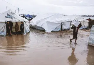 Dix pays, dont la France et le Royaume‑Uni, alertent sur la situation humanitaire « catastrophique » à Gaza, alors qu’Israël menace d’interdire certaines ONG dès 2026.