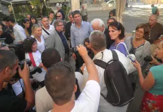 Stéphane Taponier est arrivé dans un grand calme et une grande pudeur, au milieu de la cinquantaine de personnes présentes      Stéphane Taponier est arrivé dans un grand calme et une grande pudeur,  au mili