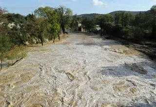 Pluies intenses, vents et neige frappent le sud de la France. La Méditerranée en vigilance à trois jours de Noël, entre inquiétude et solidarité.