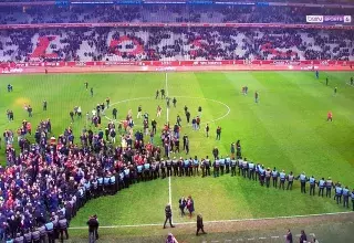 Les huées marquant les dernières secondes annonçaient un peu la couleur : celle du rouge et du sang. (Capture d'écran BeinSports)