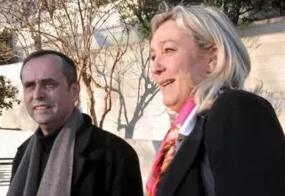 Robert Ménard, ici aux côtés de Marine Le Pen, veut un retour de la blouse dans les écoles de Béziers. (Twitter/@franceinter) 