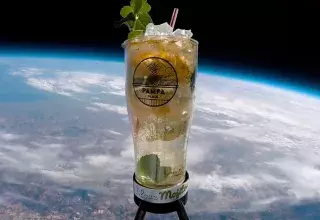 Ceci n'est pas un montage, ce sont les images prises par le Space Mojito de la Pampa Plage dans la stratosphère en mode performance Red Bull.  