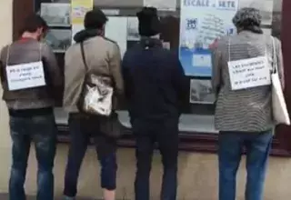 "PS, la coupe est pleine soulageons-nous !", c’était l’un des slogans du collectif "Les pisseurs de Sète" mobilisé hier pour uriner devant la Fédération socialiste sétoise...